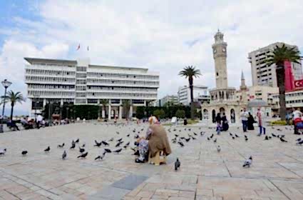 Kemeraltı'nda Keyifli Bir Gün Nasıl Geçer?